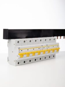 Шина соединительная PIN 3п 100А шаг 27мм (дл.1м) IEK YNS51-3-100 — изображение 2